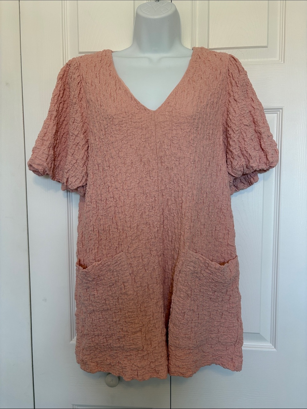 NWOT LUMIÈRE Textured Pink V-Neck Romper with Pockets - Size Medium.